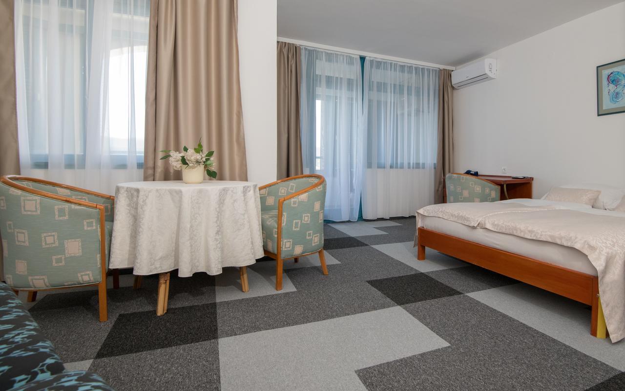 Hotel Stella เนอุม ภายนอก รูปภาพ